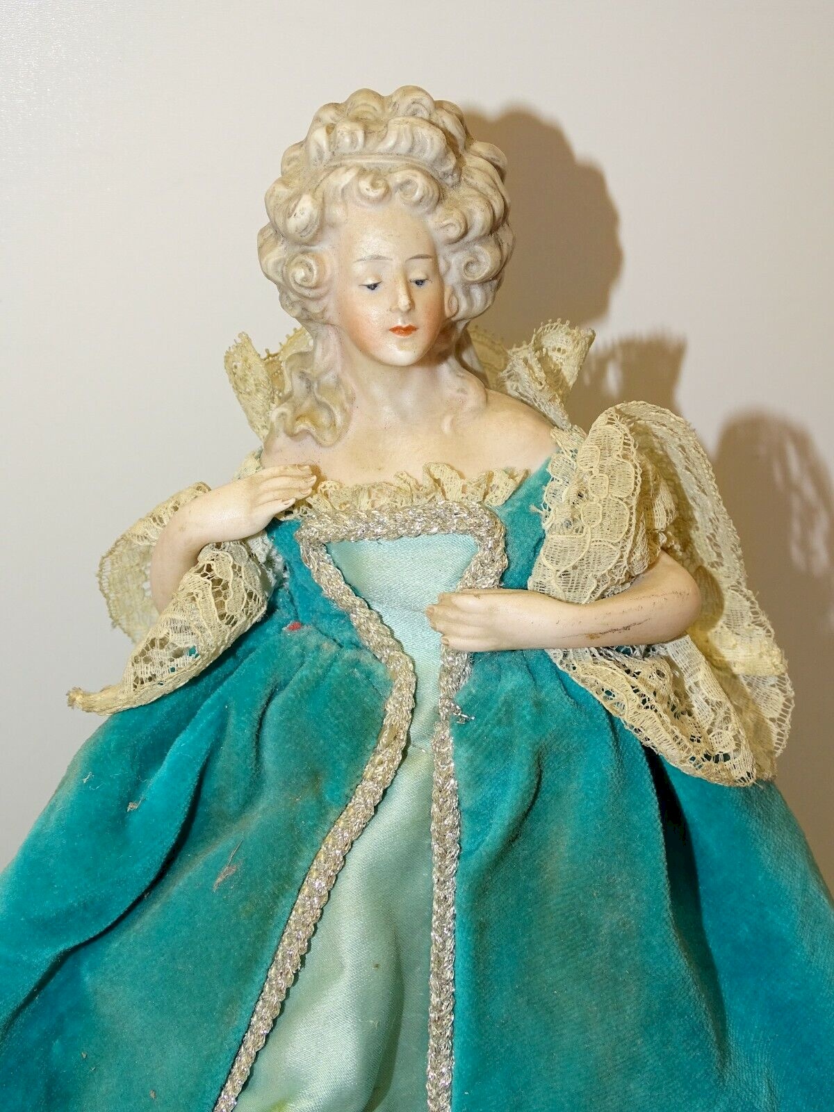 Ancien et bel ensemble traditionnel brodé en feutrine et velours pour