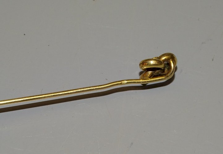 -BELLE ANCIENNE EPINGLE A CRAVATTE  Poinçon FIX avec 1 Pierre ROUGE au CENTRE  D