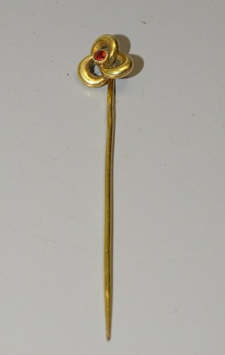 -BELLE ANCIENNE EPINGLE A CRAVATTE  Poinçon FIX avec 1 Pierre ROUGE au CENTRE  D