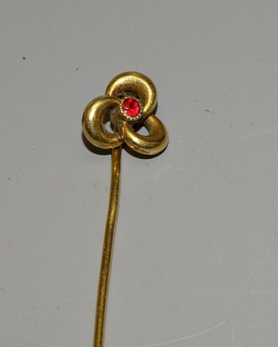 -BELLE ANCIENNE EPINGLE A CRAVATTE  Poinçon FIX avec 1 Pierre ROUGE au CENTRE  D