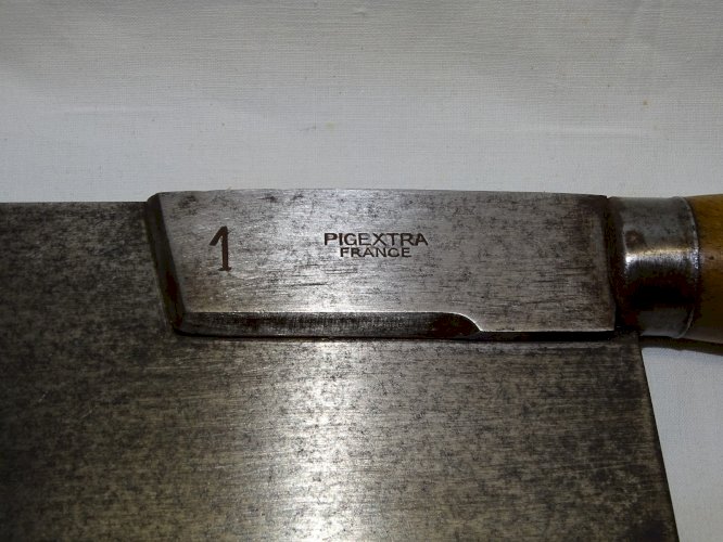 -BELLE ANCIENNE FEUILLE DE BOUCHER PIGEXTRA FRANCE 1 FER Forgé et BOIS    D