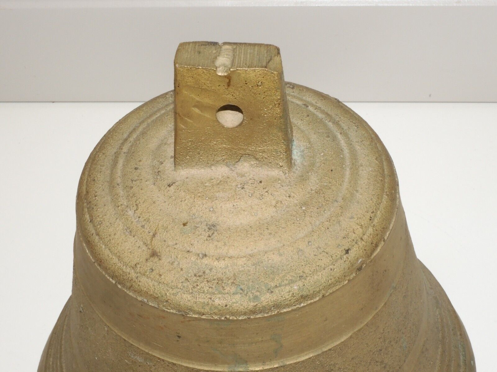 Ancienne Cloche Bronze N°7 Avec Support Blanc Et Battant Métal - Portail/porte