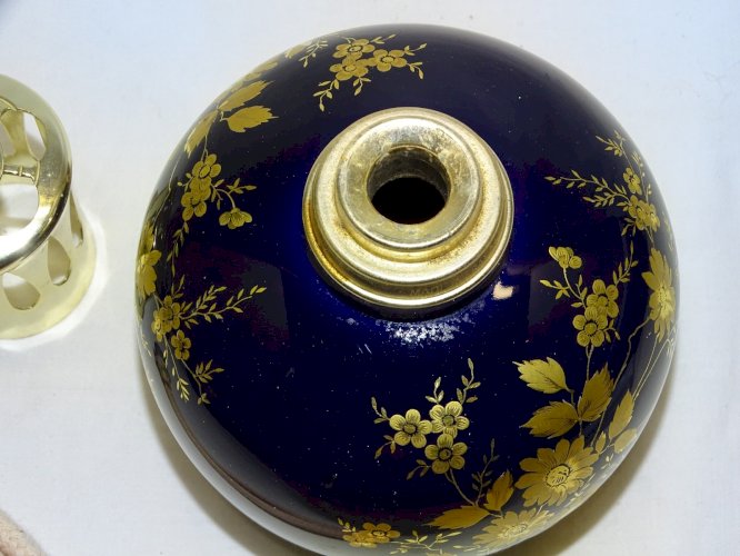 -BELLE ANCIENNE LAMPE BERGER BLEU DE FOUR GROS BOUQUET FLEURS DOREES OR   D