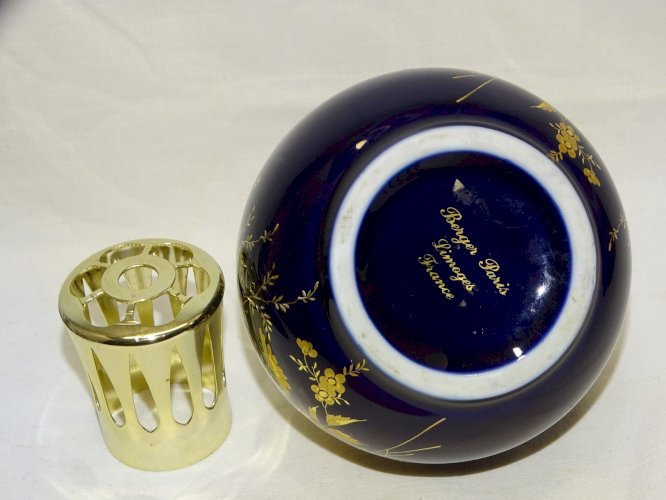 -BELLE ANCIENNE LAMPE BERGER BLEU DE FOUR GROS BOUQUET FLEURS DOREES OR   D