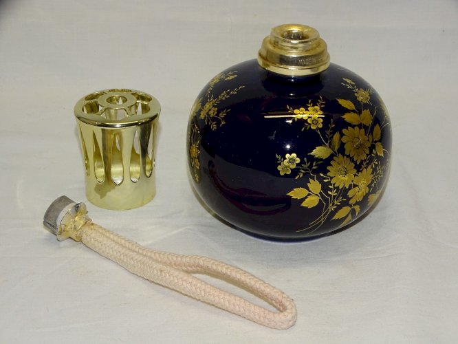 -BELLE ANCIENNE LAMPE BERGER BLEU DE FOUR GROS BOUQUET FLEURS DOREES OR   D