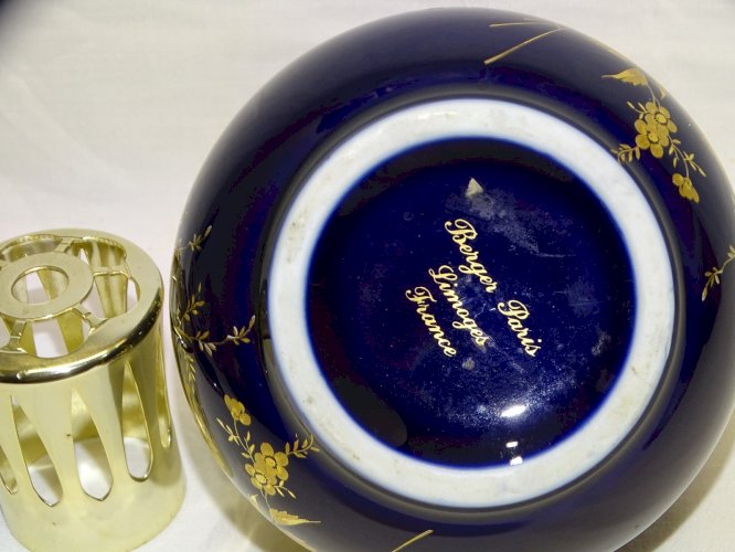 -BELLE ANCIENNE LAMPE BERGER BLEU DE FOUR GROS BOUQUET FLEURS DOREES OR   D