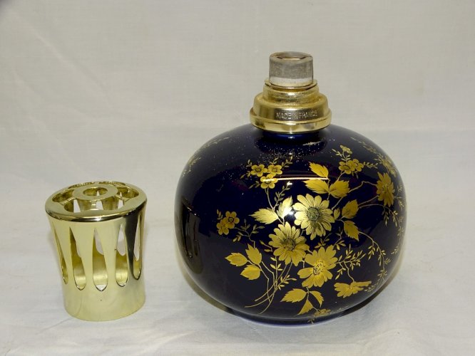 -BELLE ANCIENNE LAMPE BERGER BLEU DE FOUR GROS BOUQUET FLEURS DOREES OR   D