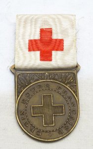 -BELLE ANCIENNE MEDAILLE CROIX ROUGE ATTRIBUEE collection vitrine   D