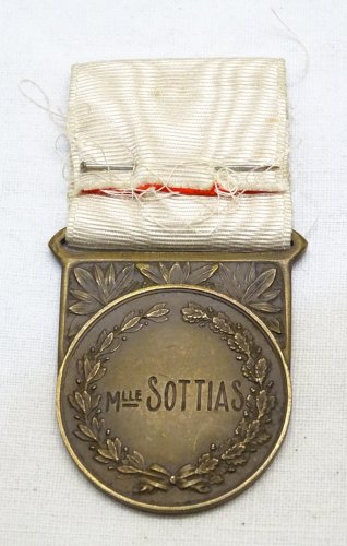 -BELLE ANCIENNE MEDAILLE CROIX ROUGE ATTRIBUEE collection vitrine   D
