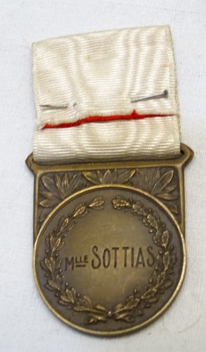 -BELLE ANCIENNE MEDAILLE CROIX ROUGE ATTRIBUEE collection vitrine   D