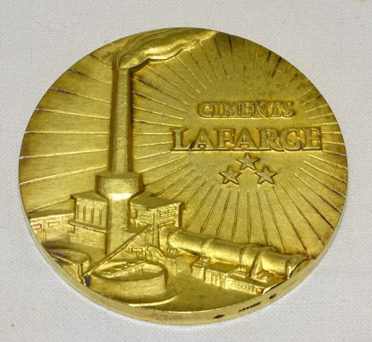 -BELLE ANCIENNE MEDAILLE DU MERITE VERMEIL CIMENTS LAFARGE ATTRIBUEE 40 ans   D