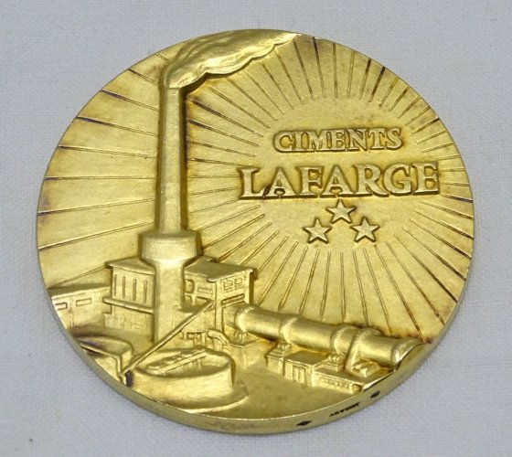 -BELLE ANCIENNE MEDAILLE DU MERITE VERMEIL CIMENTS LAFARGE ATTRIBUEE 40 ans   D