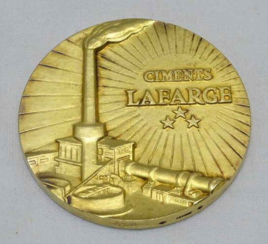 -BELLE ANCIENNE MEDAILLE DU MERITE VERMEIL CIMENTS LAFARGE ATTRIBUEE 40 ans   D