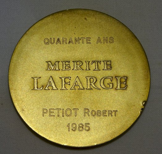 -BELLE ANCIENNE MEDAILLE DU MERITE VERMEIL CIMENTS LAFARGE ATTRIBUEE 40 ans   D