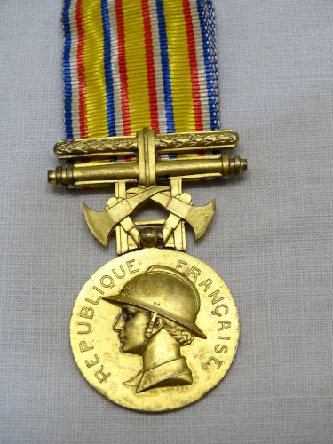 -BELLE ANCIENNE MEDAILLE SAPEURS POMPIERS VERMEIL ministère de l'Intérieur    D