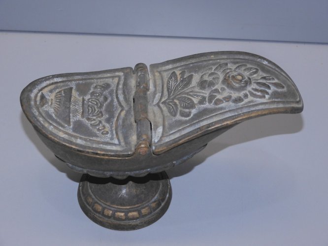 -BELLE ANCIENNE NAVETTE pour ENCENS EGLISE BRONZE Patiné par le temps VITRINE  D