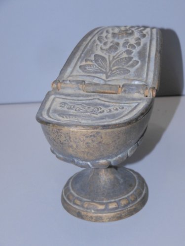 -BELLE ANCIENNE NAVETTE pour ENCENS EGLISE BRONZE Patiné par le temps VITRINE  D
