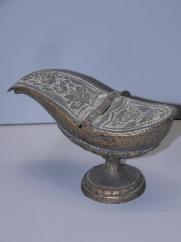 -BELLE ANCIENNE NAVETTE pour ENCENS EGLISE BRONZE Patiné par le temps VITRINE  D