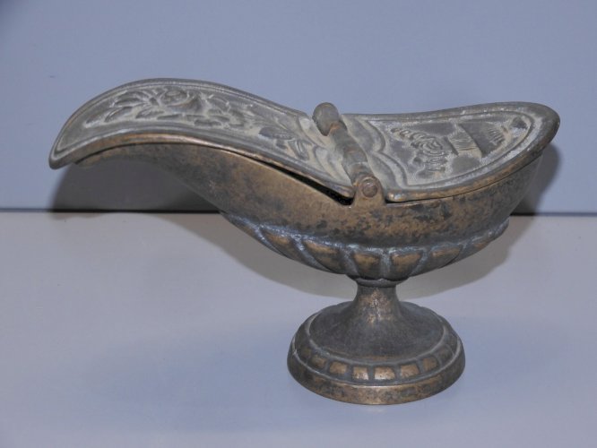 -BELLE ANCIENNE NAVETTE pour ENCENS EGLISE BRONZE Patiné par le temps VITRINE  D
