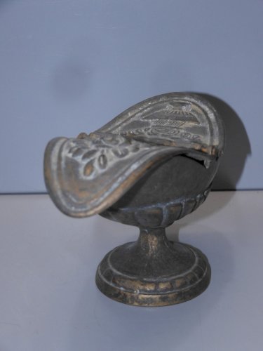 -BELLE ANCIENNE NAVETTE pour ENCENS EGLISE BRONZE Patiné par le temps VITRINE  D