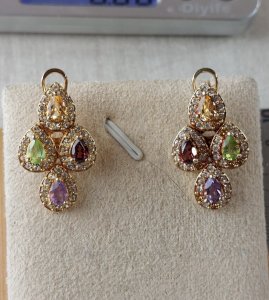 Beautiful vintage pair of gold metal earrings.