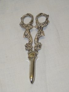 - BEAUTIFUL OLD PAIR of GRAPE SHEARS in SILVERED METAL DISPLAY COLLECTION D
