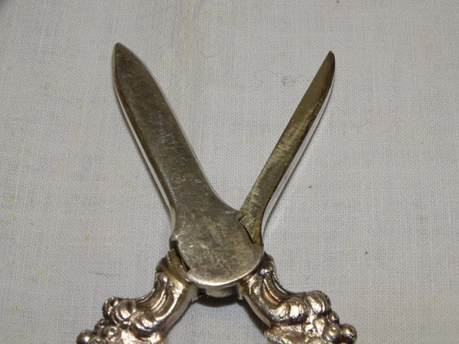 -BELLE ANCIENNE PAIRE de CISEAUX RAISIN en METAL ARGENTE COLLECTION VITRINE   D