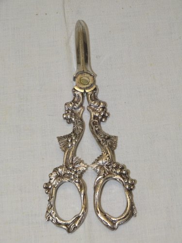 -BELLE ANCIENNE PAIRE de CISEAUX RAISIN en METAL ARGENTE COLLECTION VITRINE   D