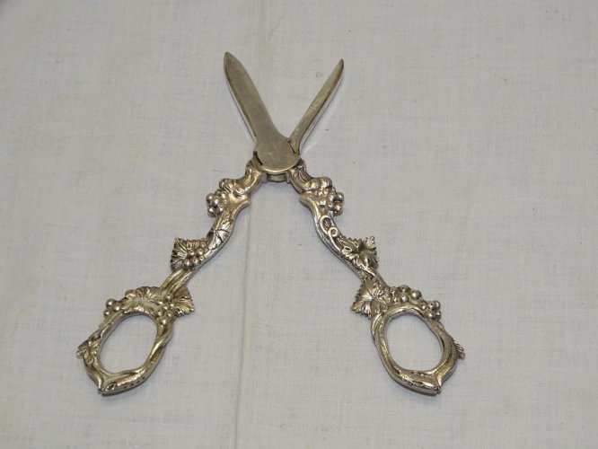-BELLE ANCIENNE PAIRE de CISEAUX RAISIN en METAL ARGENTE COLLECTION VITRINE   D
