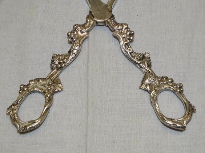 -BELLE ANCIENNE PAIRE de CISEAUX RAISIN en METAL ARGENTE COLLECTION VITRINE   D