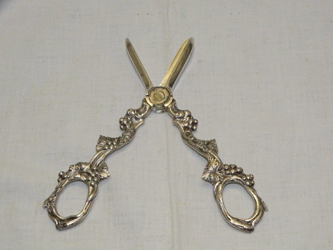 -BELLE ANCIENNE PAIRE de CISEAUX RAISIN en METAL ARGENTE COLLECTION VITRINE   D