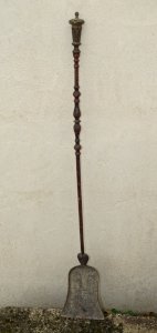 - BEAUTIFUL OLD FORGED IRON FIREPLACE SHOVEL WITH BRONZE HANDLE décor D