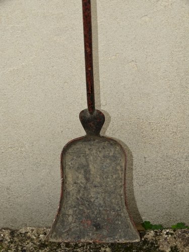 -BELLE ANCIENNE PELLE de CHEMINEE FER Forgé et PRISE DE MAIN BRONZE  déco   D