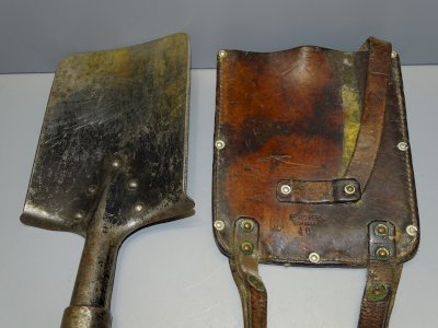 - BEAUTIFUL OLD SWISS MILITARY SHOVEL & ITS KUFFER KOPPINGEN 40 LEATHER CASE