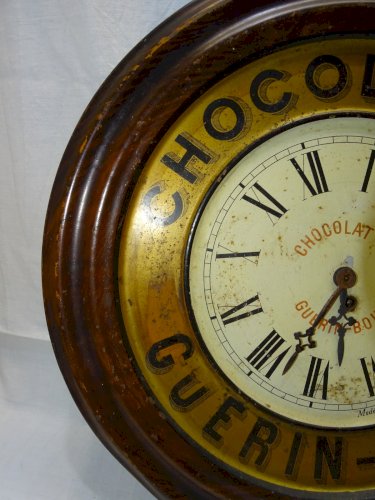 -BELLE ANCIENNE PENDULE PUBLICITE CHOCOLAT GUERIN BOUTRON TÔLE PEINTE PUB   D