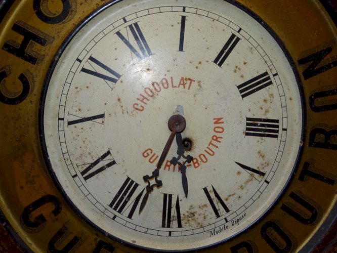 -BELLE ANCIENNE PENDULE PUBLICITE CHOCOLAT GUERIN BOUTRON TÔLE PEINTE PUB   D