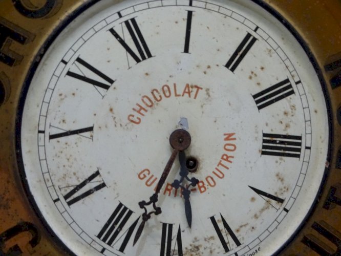 -BELLE ANCIENNE PENDULE PUBLICITE CHOCOLAT GUERIN BOUTRON TÔLE PEINTE PUB   D