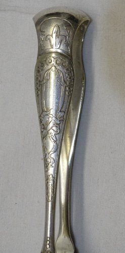 -BELLE ANCIENNE PINCE A SUCRE METAL ARGENTE PATTES DE LION décor Floral    D