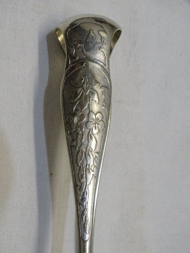 -BELLE ANCIENNE PINCE A SUCRE METAL ARGENTE PATTES DE LION décor Floral    D