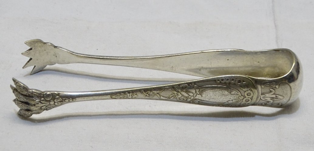 -BELLE ANCIENNE PINCE A SUCRE METAL ARGENTE PATTES DE LION décor Floral    D