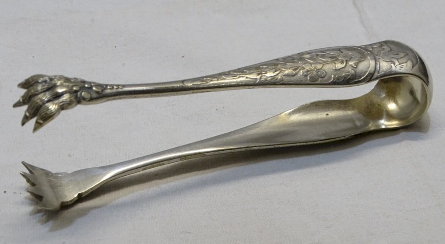 -BELLE ANCIENNE PINCE A SUCRE METAL ARGENTE PATTES DE LION décor Floral    D