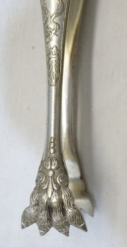 -BELLE ANCIENNE PINCE A SUCRE METAL ARGENTE PATTES DE LION décor Floral    D