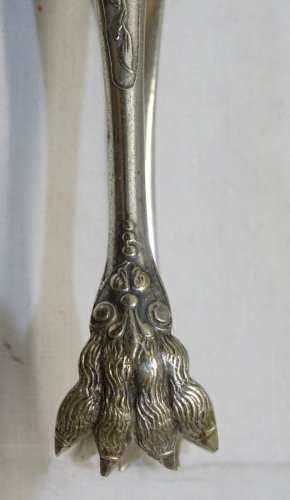 -BELLE ANCIENNE PINCE A SUCRE METAL ARGENTE PATTES DE LION décor Floral    D
