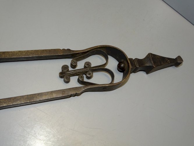 -BELLE ANCIENNE PINCE de CHEMINEE FER Forgé BELLE PRISE DE MAIN  déco   D