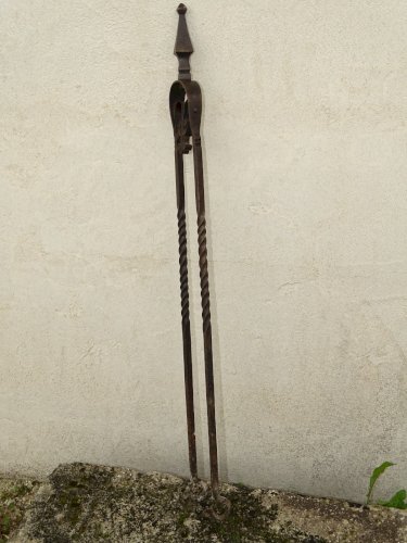 -BELLE ANCIENNE PINCE de CHEMINEE FER Forgé BELLE PRISE DE MAIN  déco   D