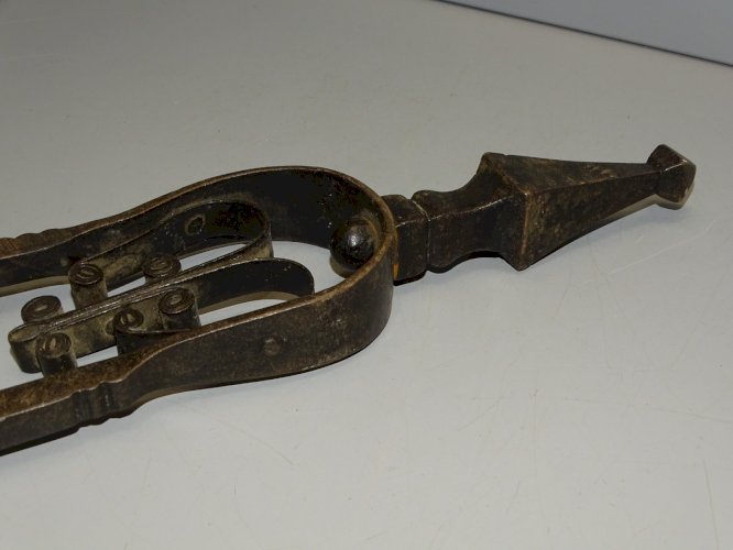 -BELLE ANCIENNE PINCE de CHEMINEE FER Forgé BELLE PRISE DE MAIN  déco   D