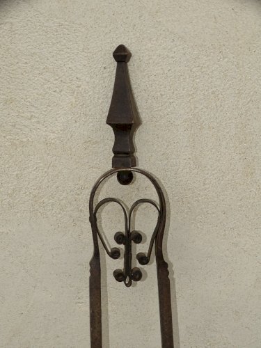 -BELLE ANCIENNE PINCE de CHEMINEE FER Forgé BELLE PRISE DE MAIN  déco   D