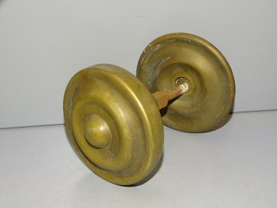 -BELLE ANCIENNE POIGNEE RONDE de PORTE en LAITON COLLECTION DECO   D