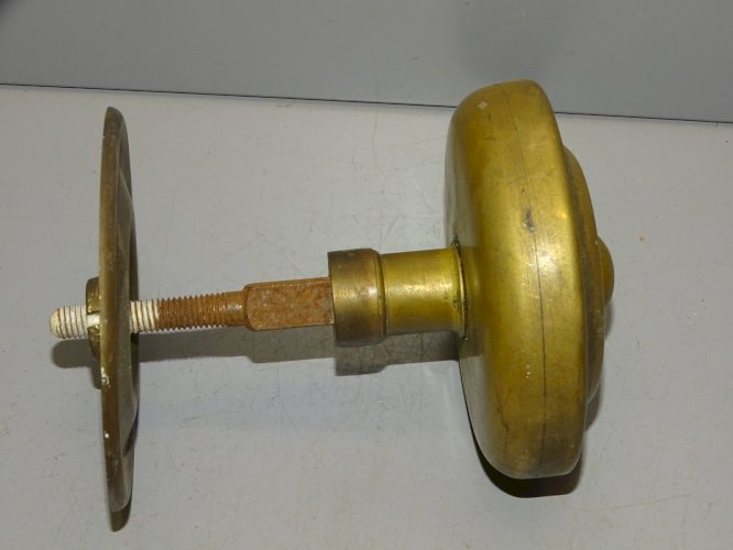 -BELLE ANCIENNE POIGNEE RONDE de PORTE en LAITON COLLECTION DECO   D