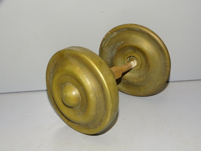 -BELLE ANCIENNE POIGNEE RONDE de PORTE en LAITON COLLECTION DECO   D